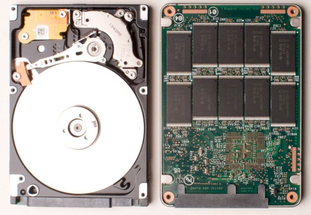 Porównanie obok siebie dysków HDD (po lewej) i SSD (po prawej). Źródło obrazu: Juxova