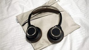 best_headphones_in_2017_-_plantronics_backbeat_sense