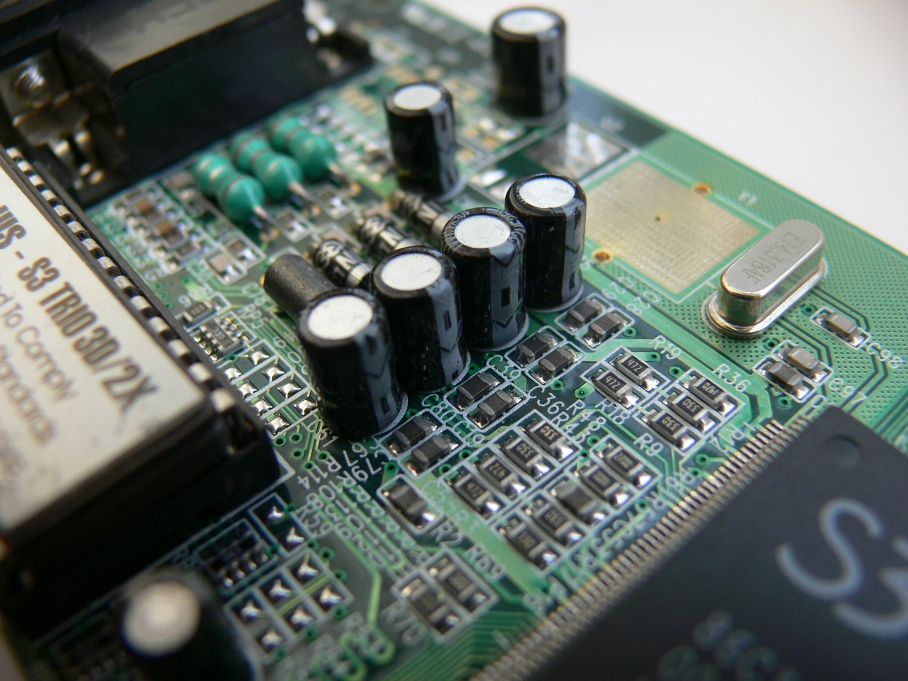 Kako delujejo kondenzatorji na matičnih ploščah (in drugih komponentah).