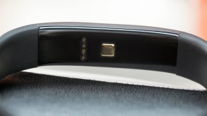 Jawbone Up3 anmeldelse: Opladning opnås ved at fastgøre det medfølgende magnetiske USB-kabel til undersiden af ​​Up3'ens krop